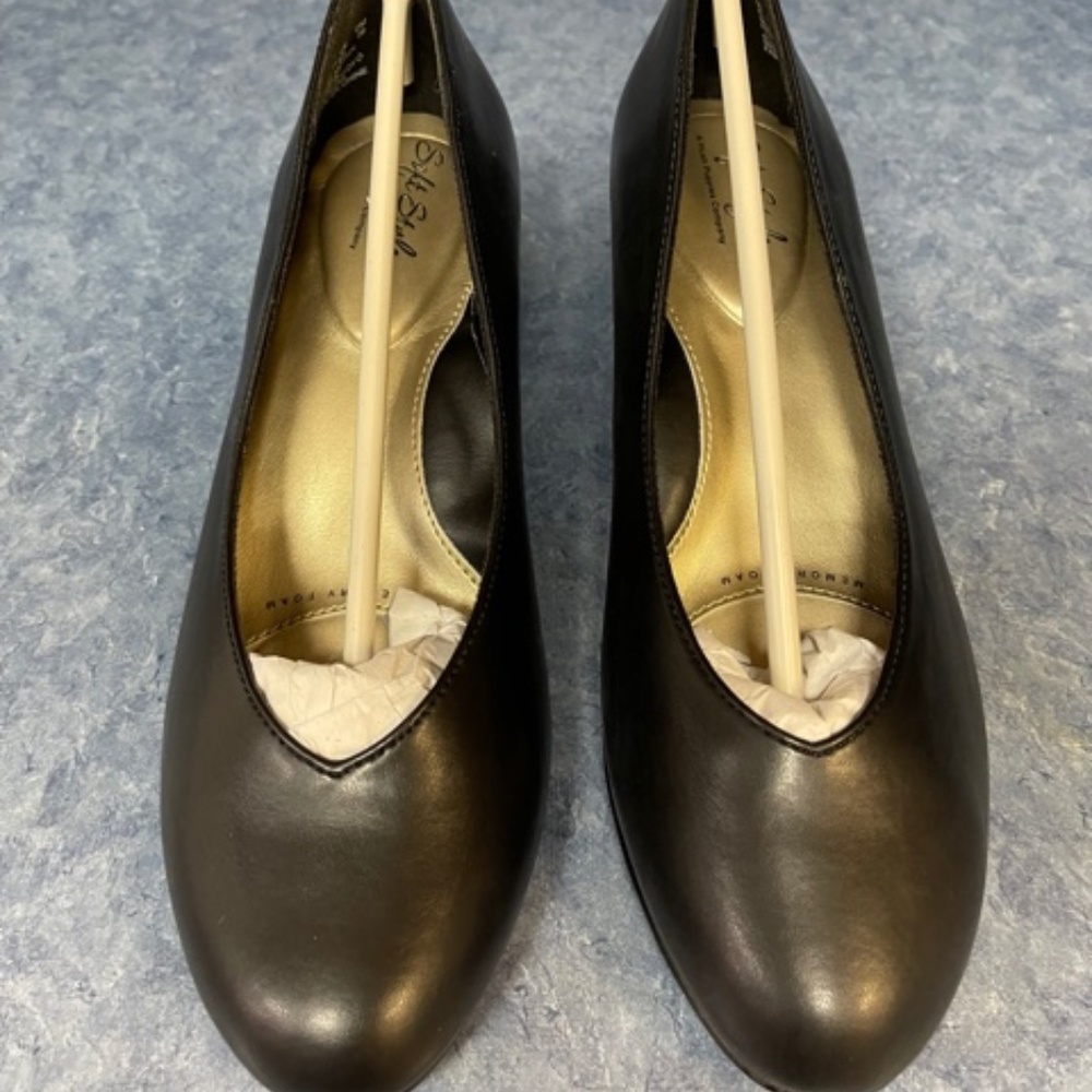 NEW Black Shoes Pumps by Soft Style A Hush Puppies Company